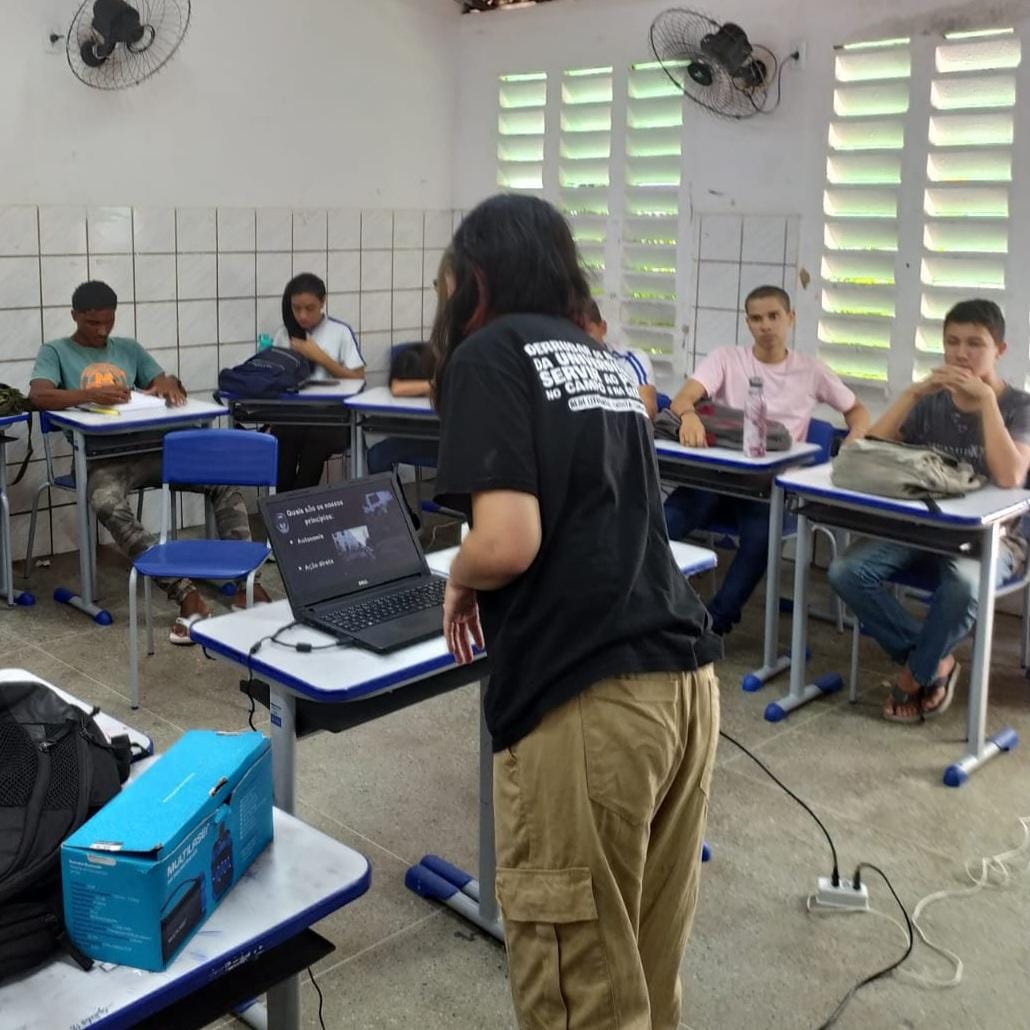RECC_CE's tweet photo. No dia 28 de agosto fomos convidados para uma aula da disciplina de Cultura política na escola EEFM Paróquia da Paz para dialogar com ês alunes a respeito do movimento estudantil e o ensino médio. (+) https://t.co/KK1WEKXaNB
