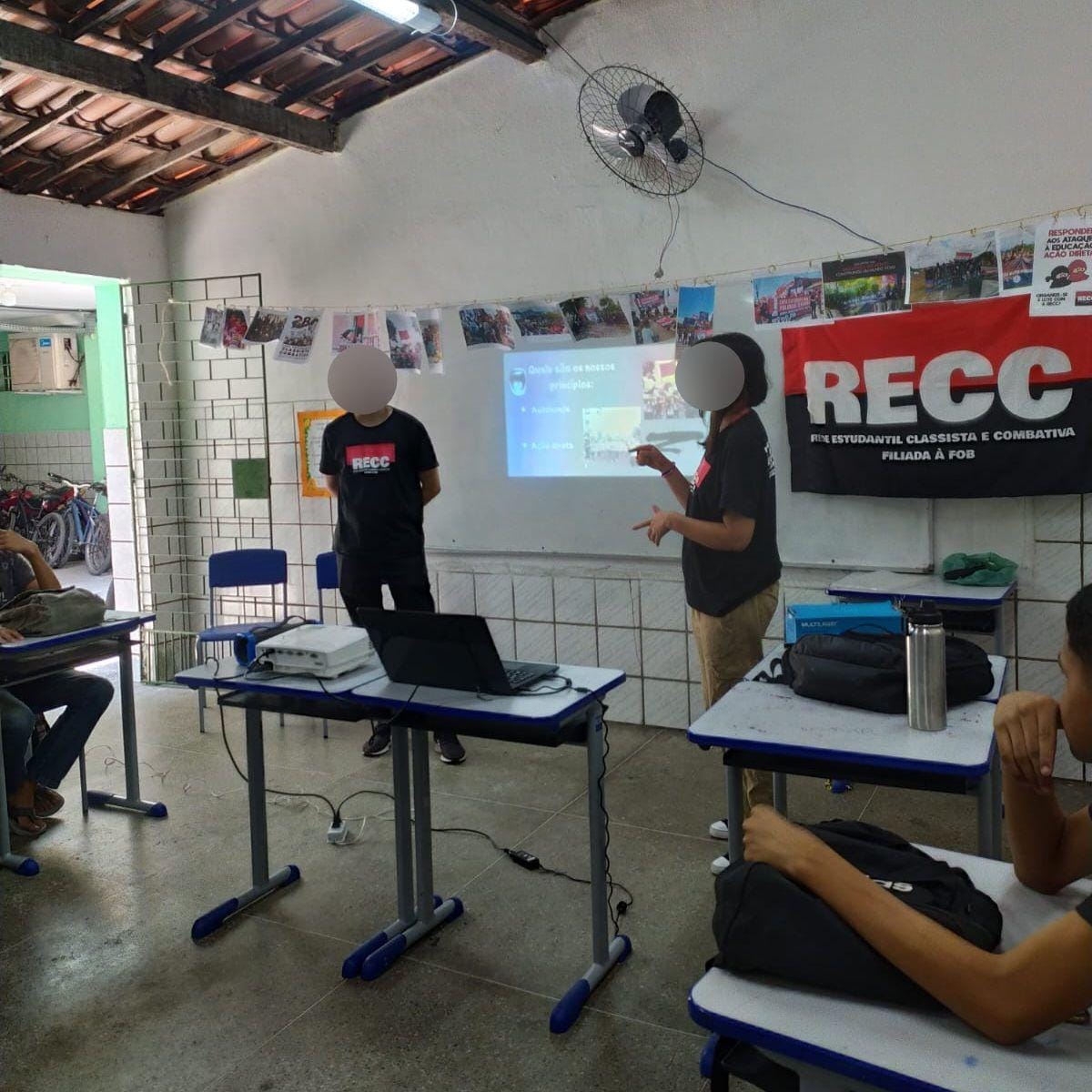 RECC_CE's tweet photo. No dia 28 de agosto fomos convidados para uma aula da disciplina de Cultura política na escola EEFM Paróquia da Paz para dialogar com ês alunes a respeito do movimento estudantil e o ensino médio. (+) https://t.co/KK1WEKXaNB