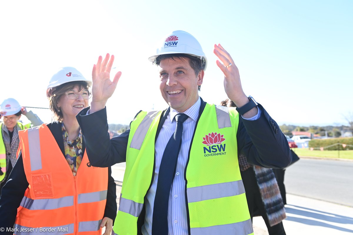 State Health Ministers visiting #Albury Base Hospital this morning. Not sure what they saw wasn't allowed on the tour. But here are some nice pics from the outside <a href="/bordermail/">bordermail</a>