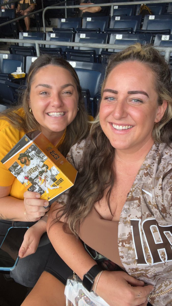 kellib1992's tweet photo. Padres game with my sis! #BringTheGold https://t.co/prhIsYYYtU