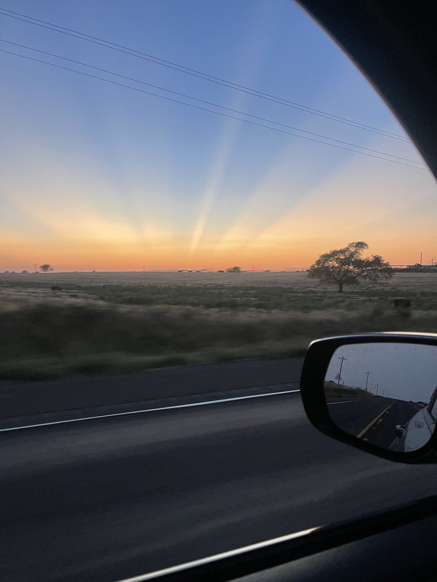 jayceew_11's tweet photo. Beautiful sunset tonight 🧡💛 https://t.co/k9lu13lrWJ