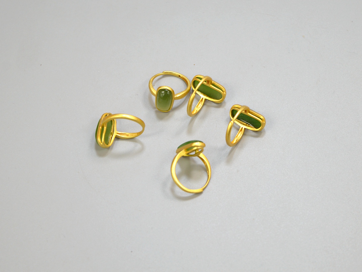 Gemstone rings are handmade with a natural apple green nephrite jade stone bead and a 925 silver band plated in 18k gold. #Rings are one-of-a-kind women`s jewelry gifts for her, like a lady, girl, mother, mom, or girlfriend. 💍 tinyurl.com/5728xv3b
#gemstonerings #giftsforher