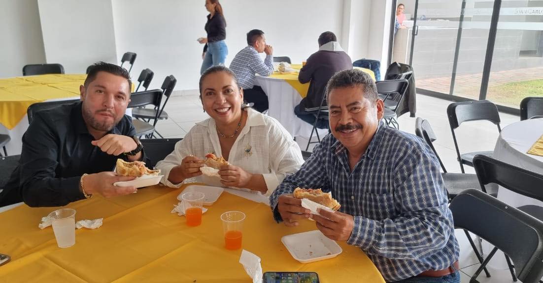 HelderValencia's tweet photo. Un gusto poder compartir una amena comida con grandes amigos del PRD, hombres y mujeres con gran perfil, trayectoria y experiencia en territorio. https://t.co/nvK4wiQDEl
