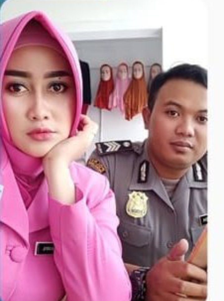 Ooh.. Jadi ini toh ibu bhayangkari yang punya anting anting di lidah yang kemaren ngamuk sama anak magang. 
ckckck.. Dibelakangnya ada anak buah anda ini lho pak Bos. 
<a href="/ListyoSigitP/">Listyo Sigit Prabowo</a>