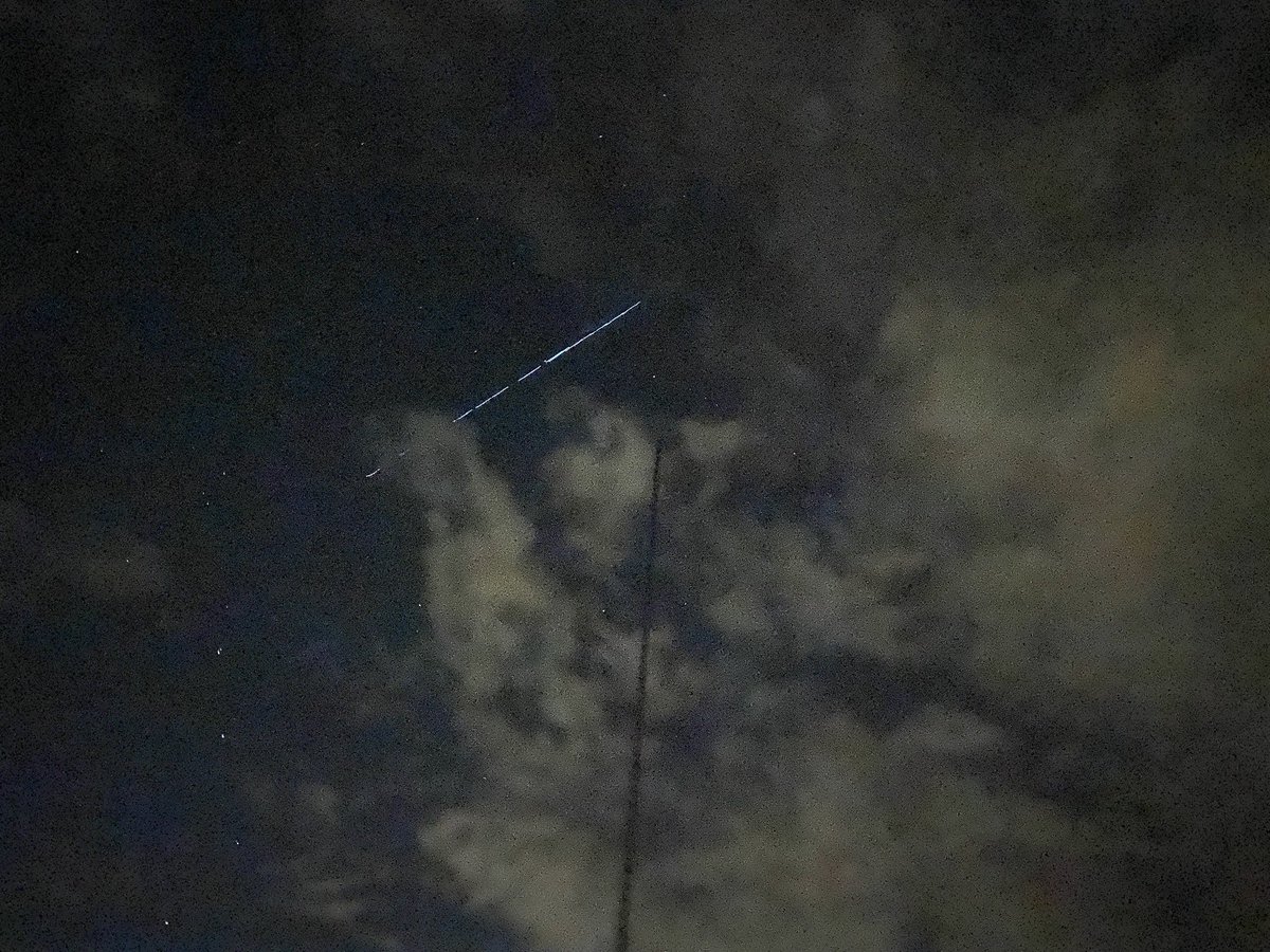 vince_webb's tweet photo. StarLink satellites put on a show in the sky this evening https://t.co/HXIr1SOZtQ