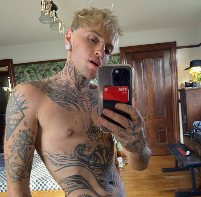 2 pic. Don’t be shy, tell me you like my new haircut! ? https://t.co/RdAPx5U7eM