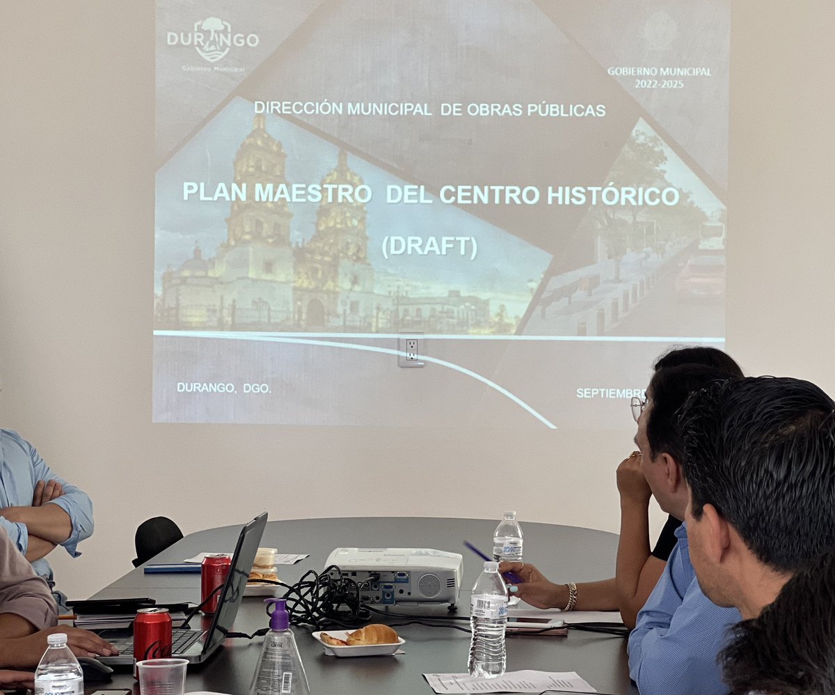DSocial_Dgo's tweet photo. 🔵║Juntos, haremos que nuestra tierra querida brille como nunca 🦂✨

Nos reunimos con las direcciones municipales correspondientes para la planeación de la rehabilitación del centro histórico

#SomosDESOM👥
#ElFuturoEsContigo🐺🦂🌳 https://t.co/TBjXFyZutt