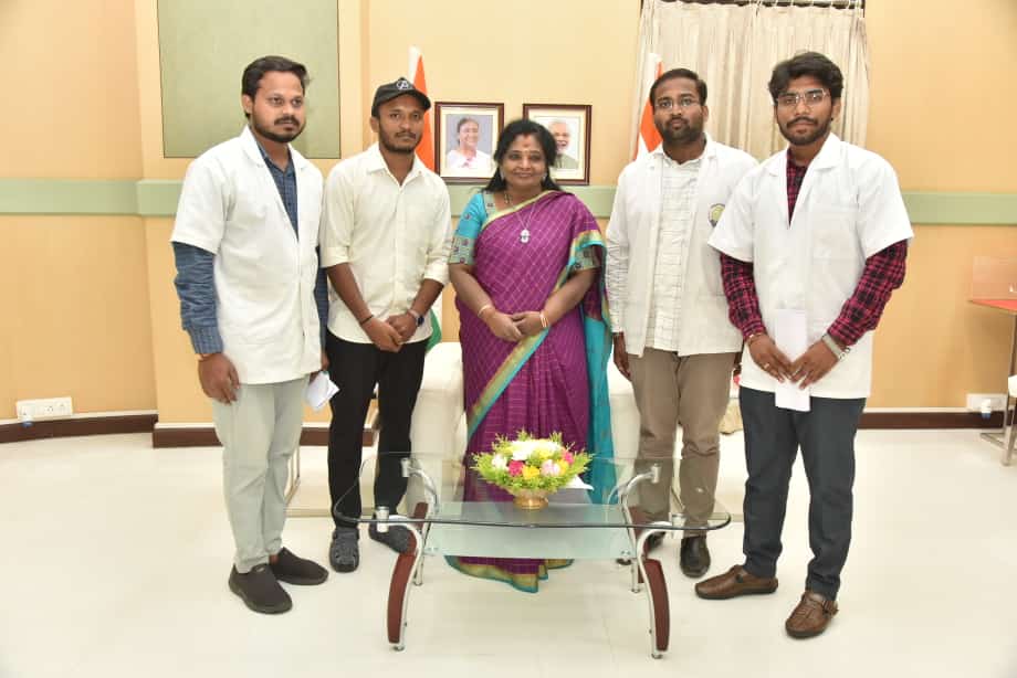 RajeshRJBhai's tweet photo. Team Jignasa Telangana Meets Hon’ble Governer of Telangana Smt.Dr.Tamilisai soundararajan ji for requesting to extend her support in Enhancement of Stipends of AYUSH Housesurgeons &amp; PGs of Telangana.  #StipendhikeForTSAyush #JignasaAYUSH @DrTamilisaiGuv https://t.co/TTEvaQfksk