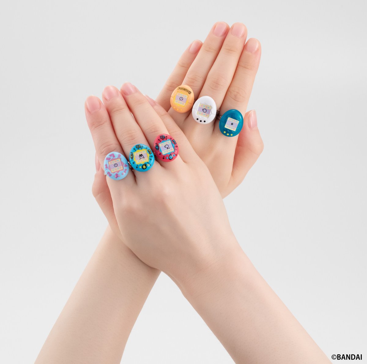 ／
初代 #たまごっち が指輪になって
#ガシャポン に登場💍✨
＼

Ringcolle! たまごっち
（税込300円）

当時と同じデザインのパッケージ入り！
開封の流れも楽しめちゃいます👏
指にたくさん着けてもカワイイ💕

👇詳細
gashapon.jp/products/detai…

📹TikTokにて商品紹介！
tiktok.com/@gashapon_band…