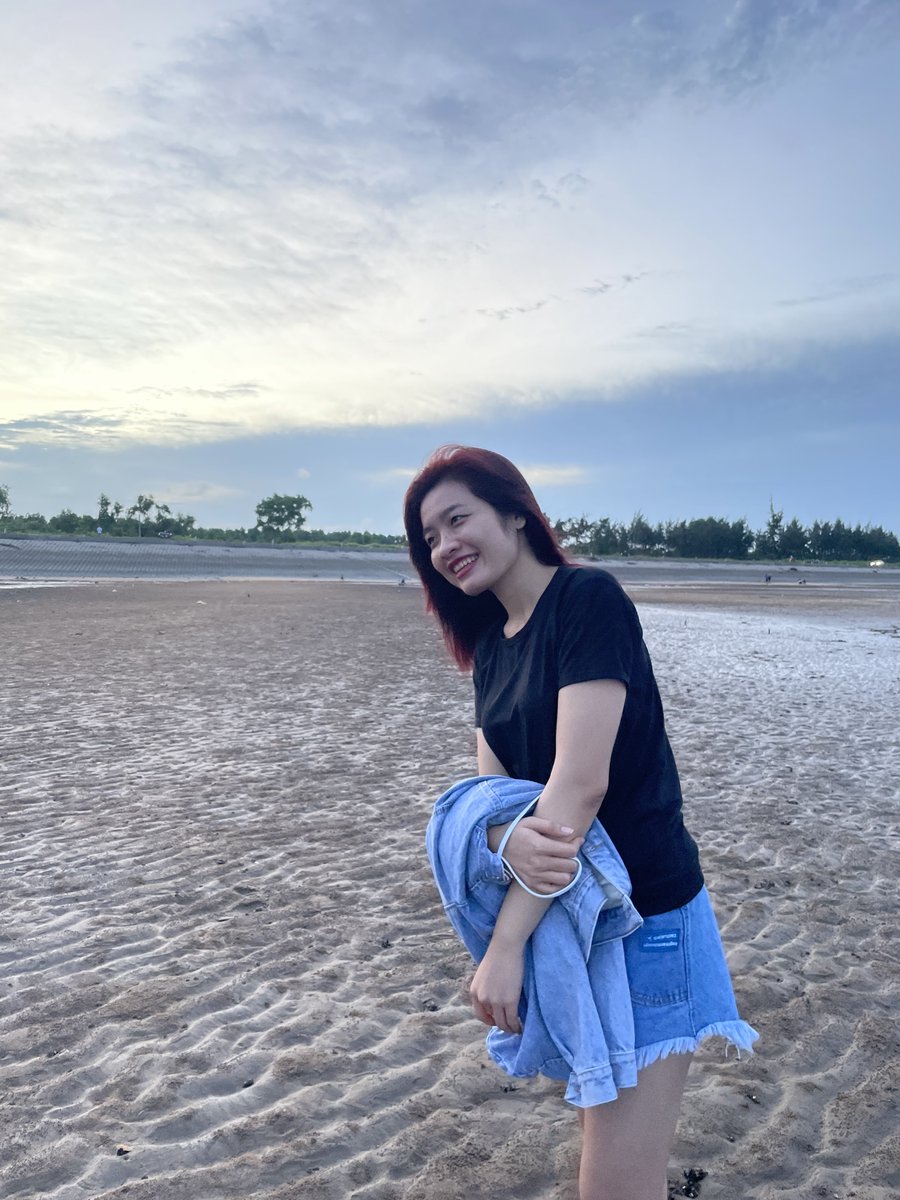 Evil328870's tweet photo. Tự nhiên đang ngồi làm việc mà ngẫm nghĩ mắc cười. Dú lép giờ kiếm 80 triệu +, chịu đau, cam đảm chấp nhận rủi ro là độ lên được cặp dú khủng bố rồi. Nhưng mà kệ nó, thà dú lép mà có não đỡ hơn dú bự mà não phẳng. Ngày mới vui vẻ nha mấy ní! 🤟🏻 https://t.co/vict2tXigA