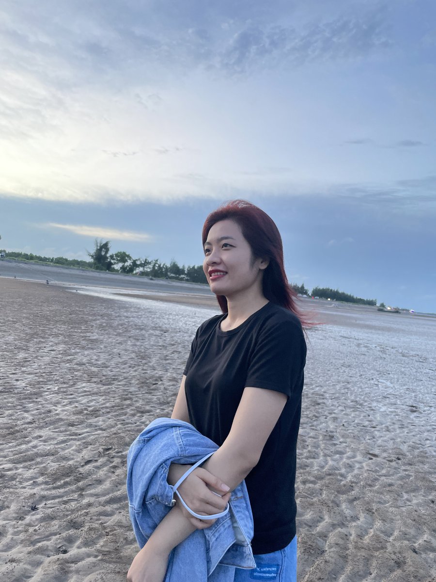 Evil328870's tweet photo. Tự nhiên đang ngồi làm việc mà ngẫm nghĩ mắc cười. Dú lép giờ kiếm 80 triệu +, chịu đau, cam đảm chấp nhận rủi ro là độ lên được cặp dú khủng bố rồi. Nhưng mà kệ nó, thà dú lép mà có não đỡ hơn dú bự mà não phẳng. Ngày mới vui vẻ nha mấy ní! 🤟🏻 https://t.co/vict2tXigA