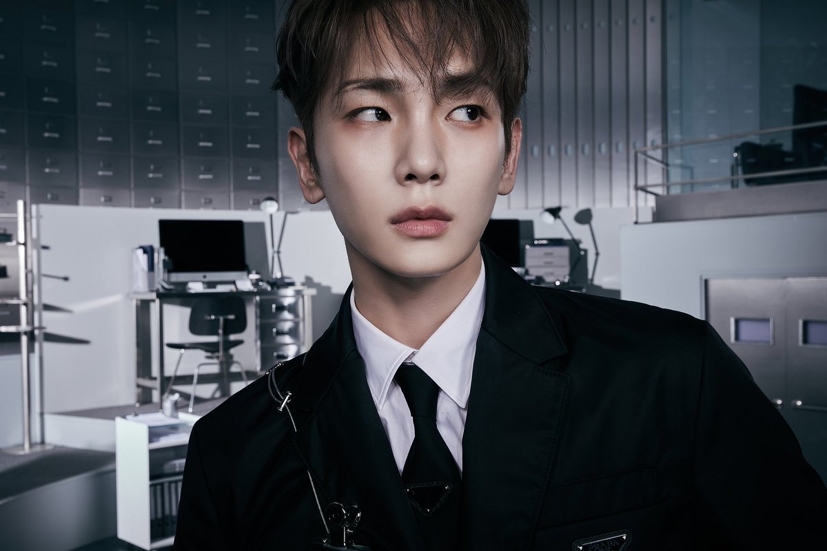 SHINee's tweet photo. 키 <2023 올해의 브랜드 대상> 예능돌(남) 3년 연속 수상!🏆 축하합니다!🩵

KEY has won the <2023 Brand of the Year Awards> ‘Entertainment Idol (Male)’ for three consecutive years!🏆 Congratulations!🩵 

#KEY #키 #SHINee #샤이니
#Good_and_Great 
#KEY_Good_and_Great 
#올해의브랜드대상 #예능돌