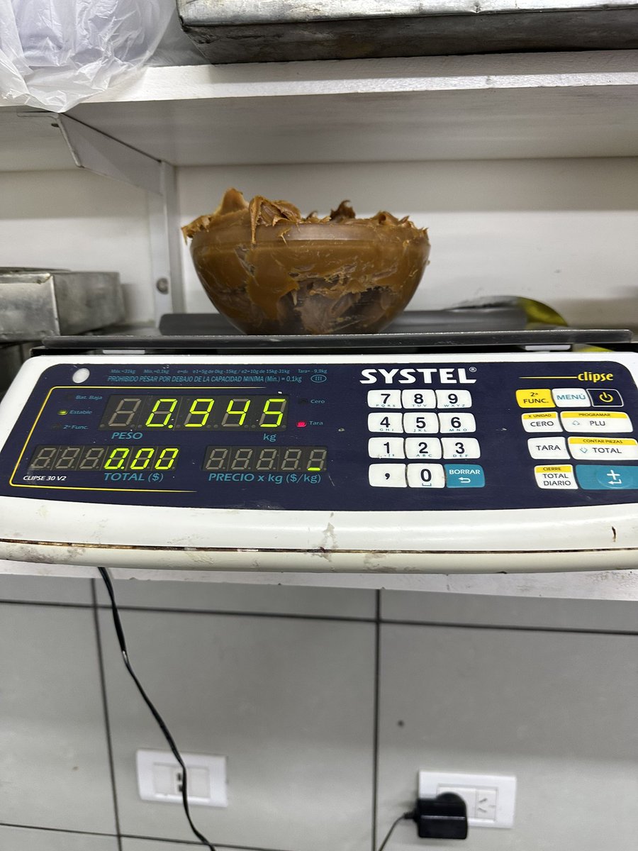 Este balde de dulce de leche hoy estaba para tirar en mi local. Me enojé y lo raspé. El resultado, casi 1 kilo se iba a la basura. ODIO A TODOS.