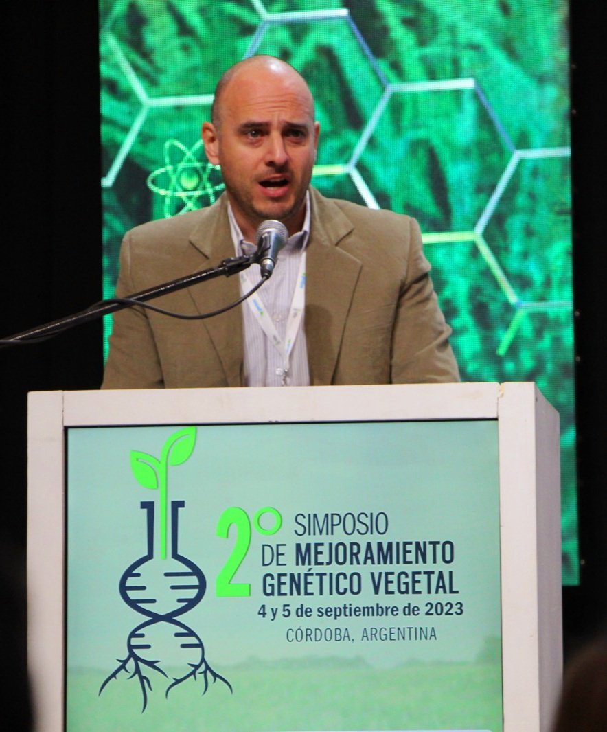 PROSOJA_ARG's tweet photo. Nuestro presidente @GabinoSearez presente en la apertura de @PlantBreedS:

"El mundo precisa más y mejores alimentos" 

"El Mejoramiento Genético es clave para brindar respuestas a esa demanda, garantizando mejores cultivos en beneficio de los agricultores y del país 🧬🌱🇦🇷 https://t.co/UrJzh4jy19