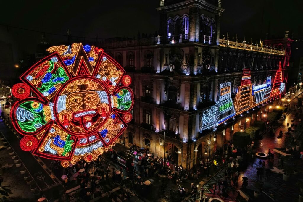 PajaritoTimes's tweet photo. Alumbrado del Zócalo de la #CDMX en 2023

El alumbrado fue colocado el 4 de septiembre en las fachadas del Edificio de Gobierno, Edificio Virreinal, el Centro Joyero y el Edificio de Mercaderes, que circundan la Plaza de la Constitución o Zócalo capitalino.

Entre las figuras que hay en el alumbrado hay una parte dedicada al México prehispánico. 

Fotos: @GobCDMX
