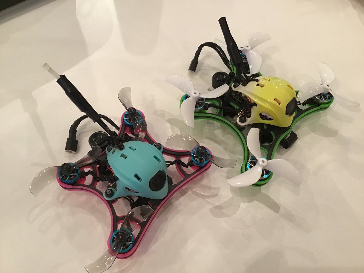 citrine_quartz's tweet photo. ninja V3とninja pro V3の完成機。
プロペラサイズはninjaが40mm、proが45mmとベース機より大きくなりバッテリーも300〜650mAHまで搭載出来るよう工夫されたマウントになっています。
そしてV3からは更に凄い技術でフレームの強度が上がっていました!
#FSninja https://t.co/JuDx0qeMQE