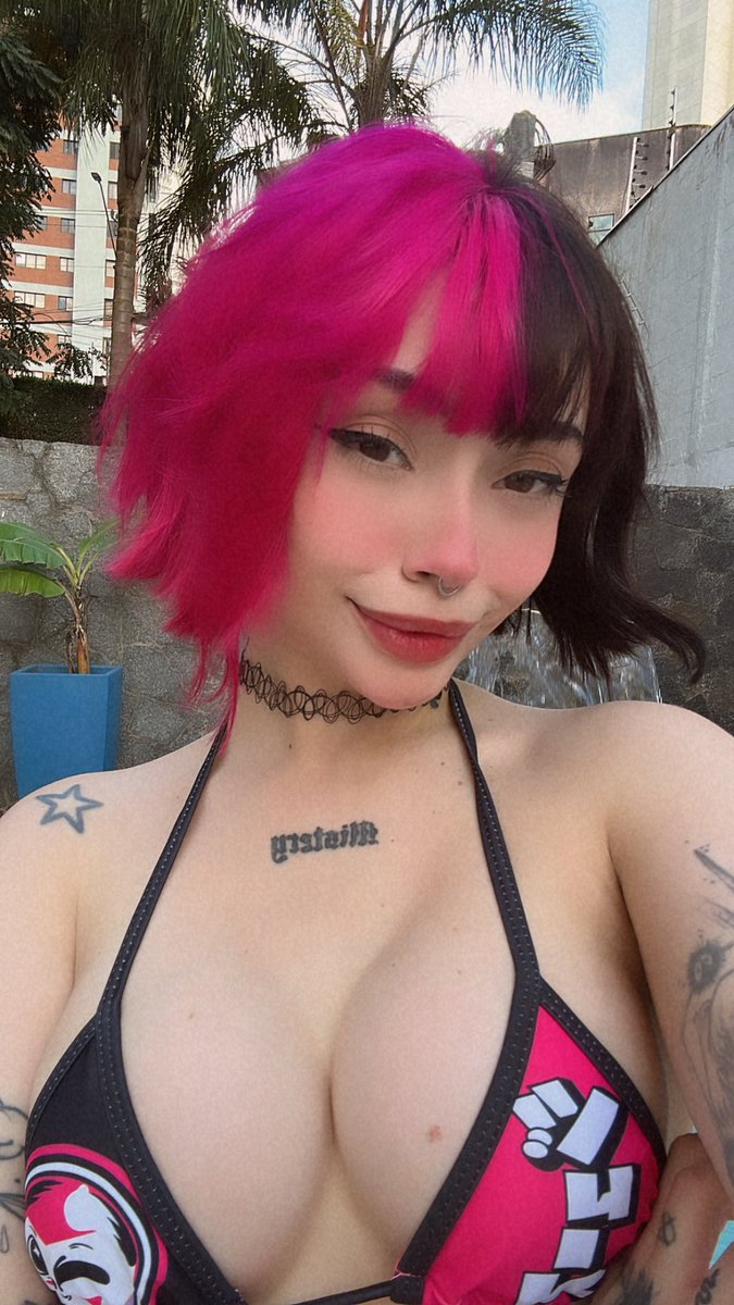kyurenii's tweet photo. bikini combinando com o cabelo pode.. ? https://t.co/P03CwC8emL