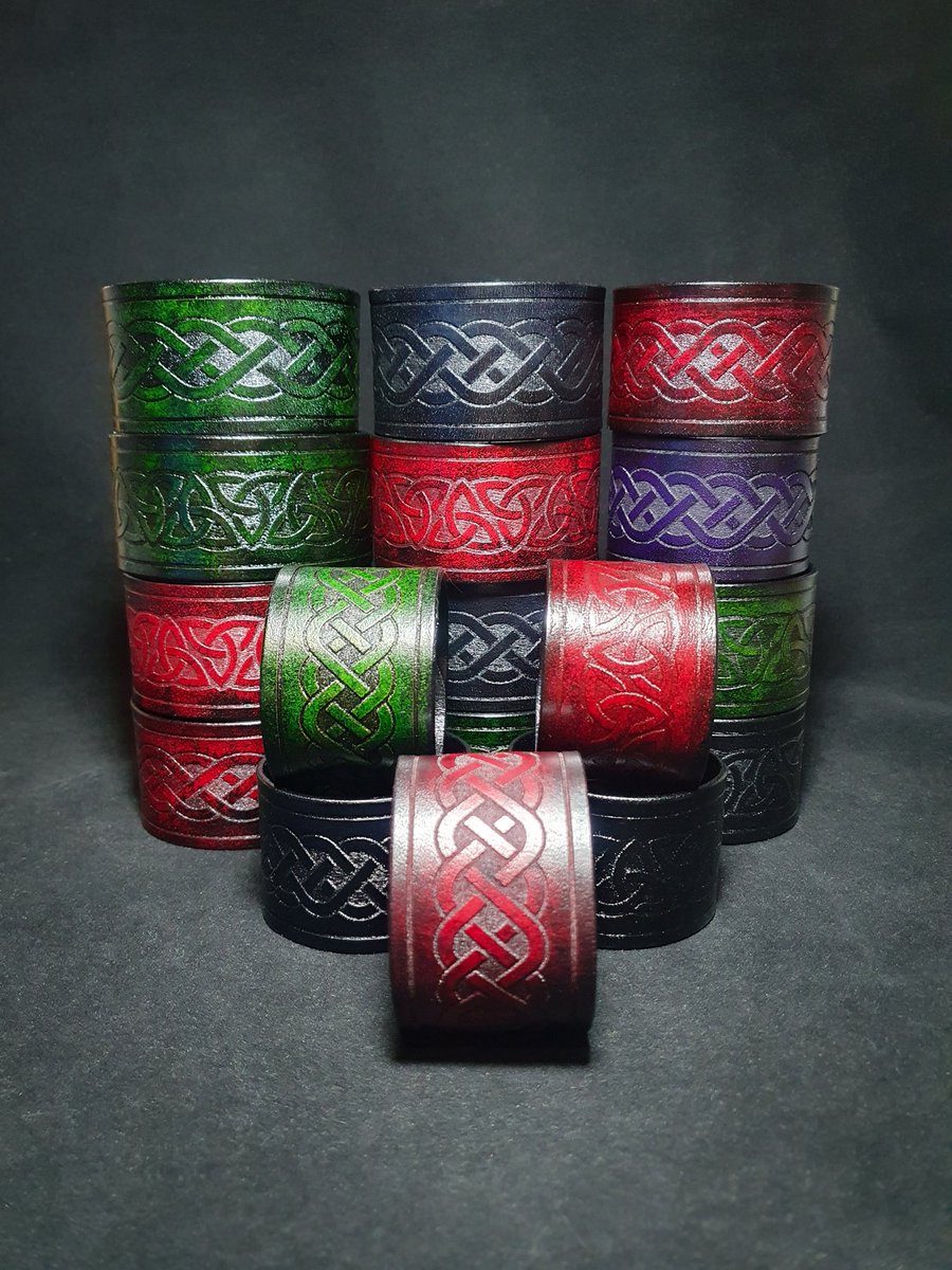 More cuff designs in stock and more on the way ⚔️

Made from genuine leather and designed and hand painted/dyed by us, they come with options for press studs or buckles ⛓️

#leather #jewellery #armour #medieval #celtic #pagan #fantasy #celticraft #leathercuffs #leathercraft