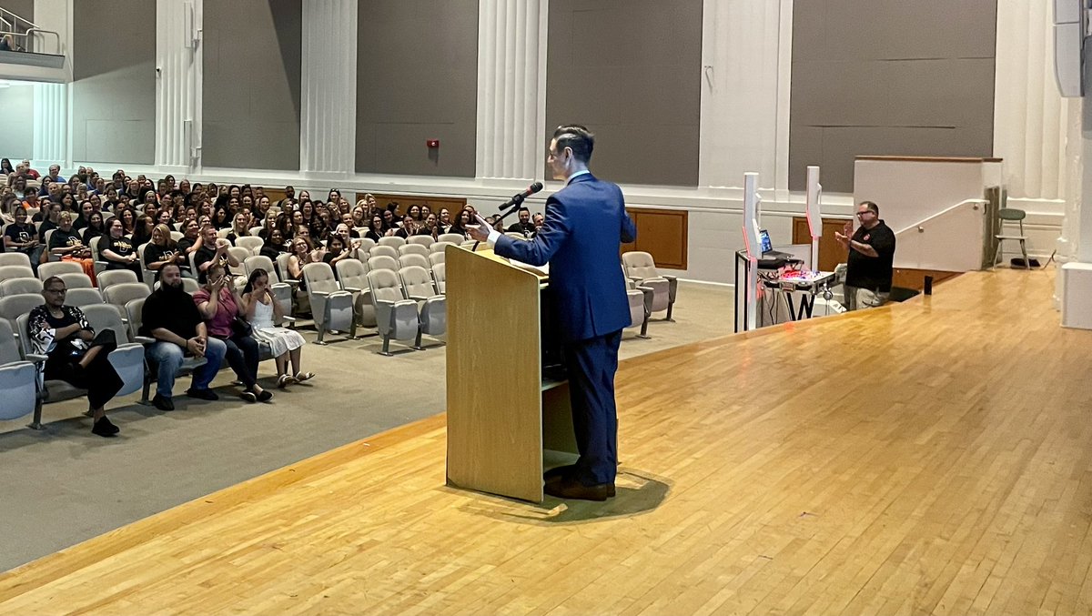 AsstSupBlmfld's tweet photo. What a great kickoff to the 2023-2024 school year! #Convocation #ItsAGreatDayToBeABengal 🐅 @07003schools https://t.co/L6BN3iE6xI