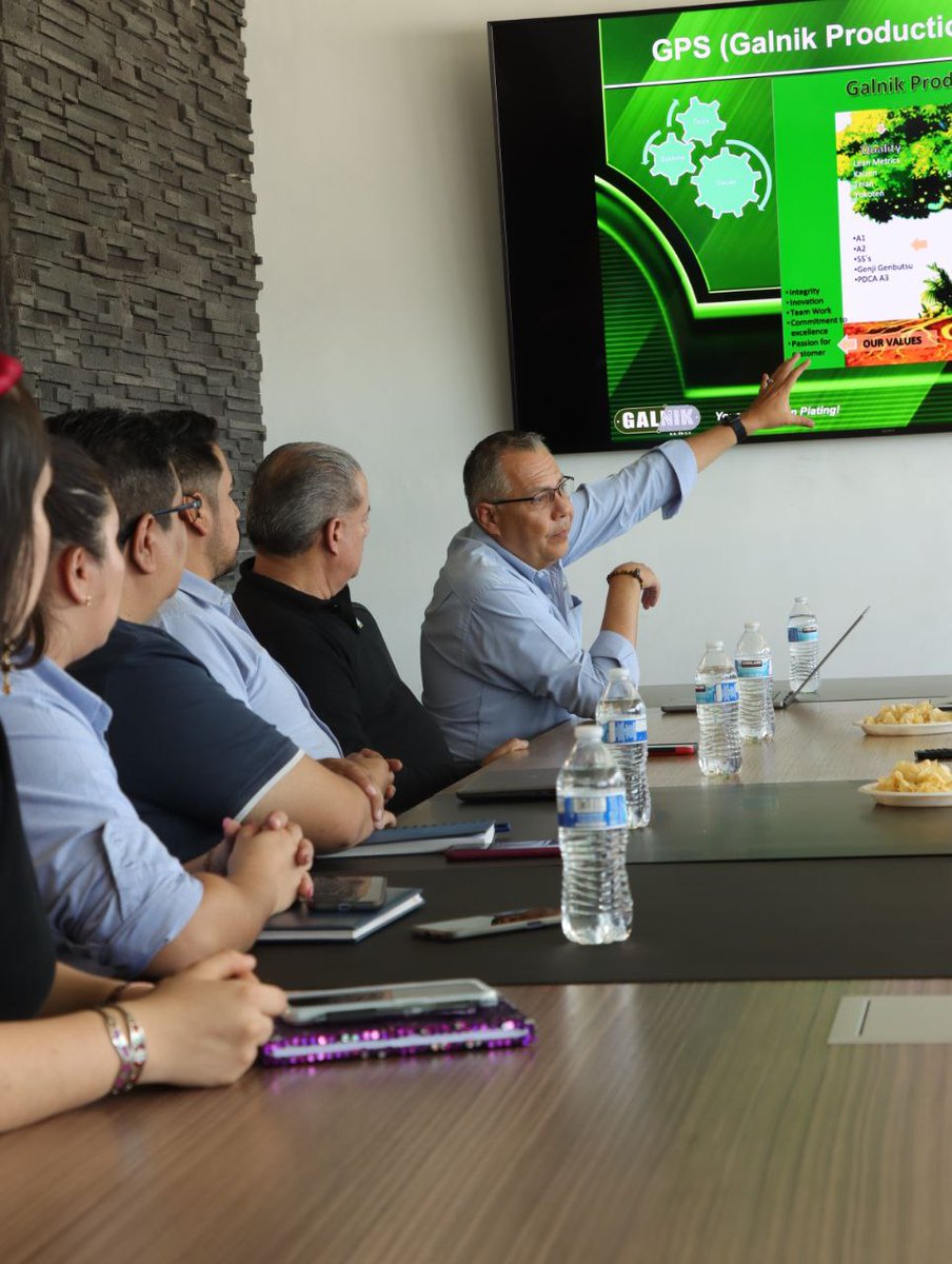 StQro's tweet photo. En conjunto con @Galnik trabajamos por la igualdad salarial. 💼💪 Hoy visitamos la empresa como parte del distintivo #SinBrecha, un paso hacia un futuro laboral más justo e igualitario. ¡Gracias a #Galnik por liderar este esfuerzo!? #CONTIGO #SinBrecha #IgualdadSalarial https://t.co/NEwJUFQb1g
