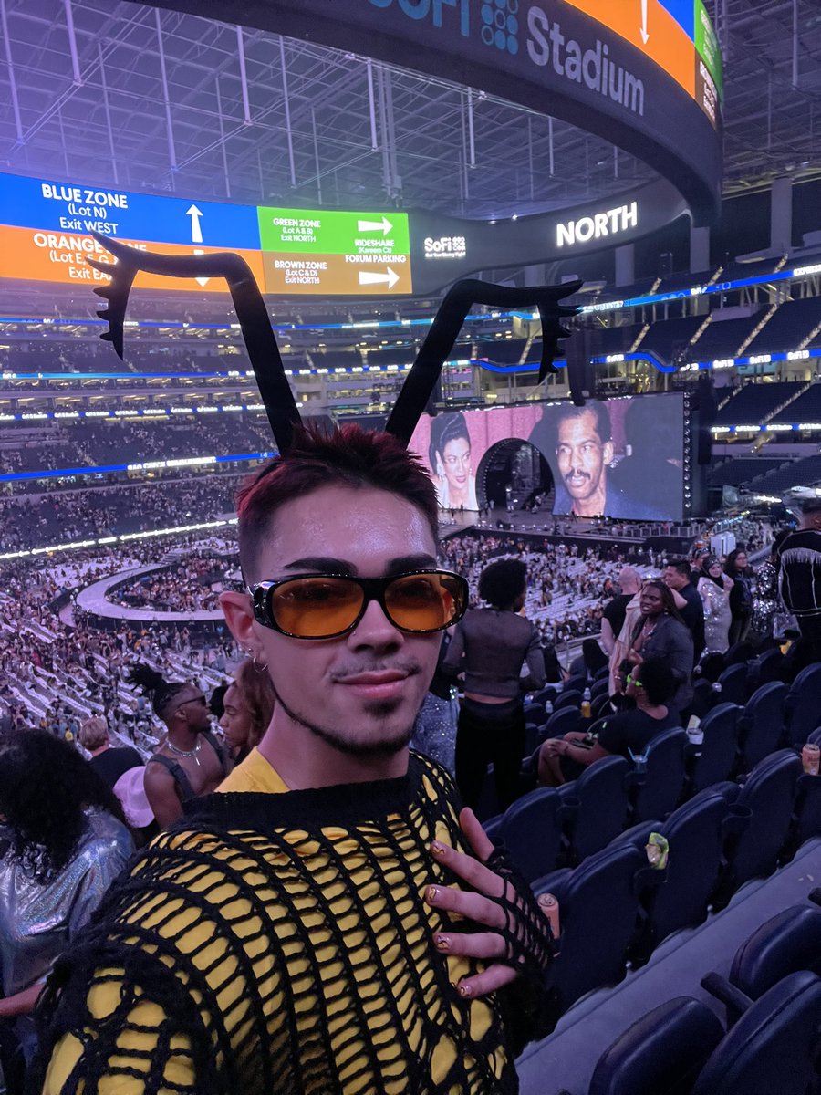 shookiada's tweet photo. MISS HONEY MISS HUN NAY 🐝
#RENAISSANCEWorldTour https://t.co/Ffr7jRRLd5