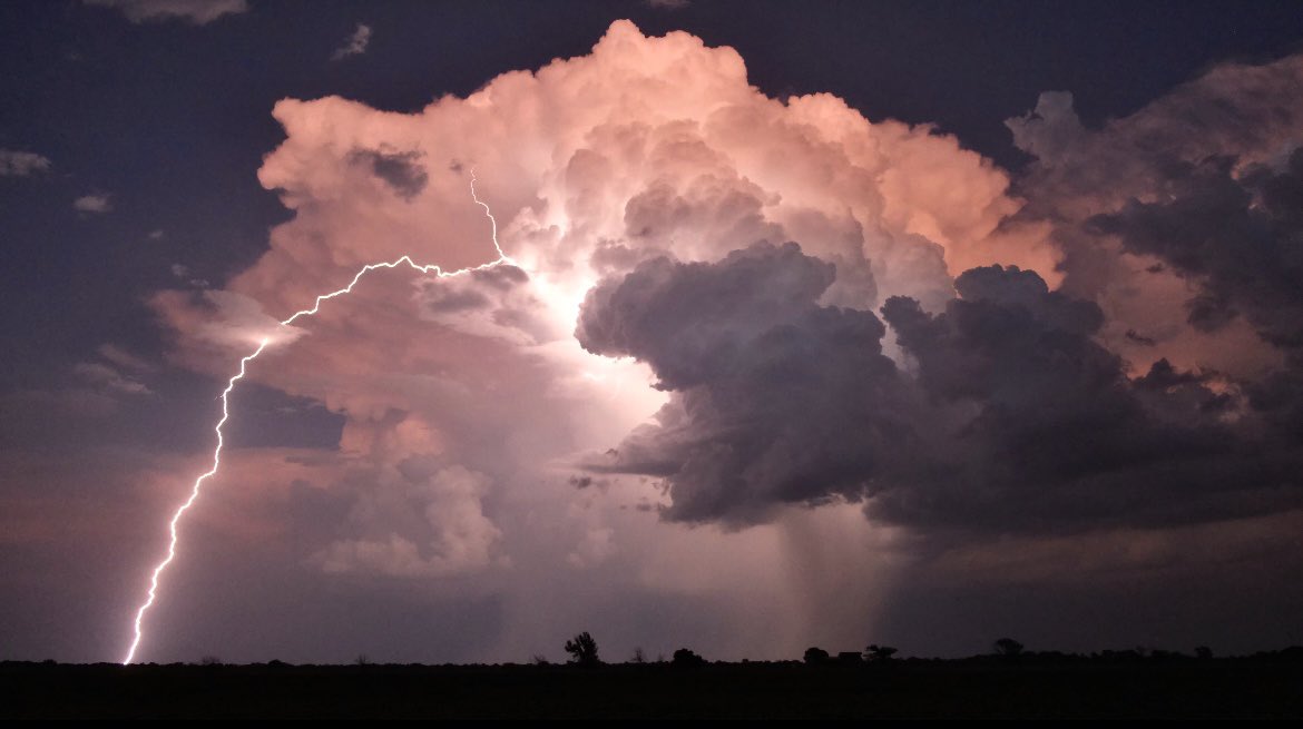 ben_williams_wx's tweet photo. CG leaps out from a storm earlier near Oswego Kansas! @Ridge_Riders_ https://t.co/ysliubWITt