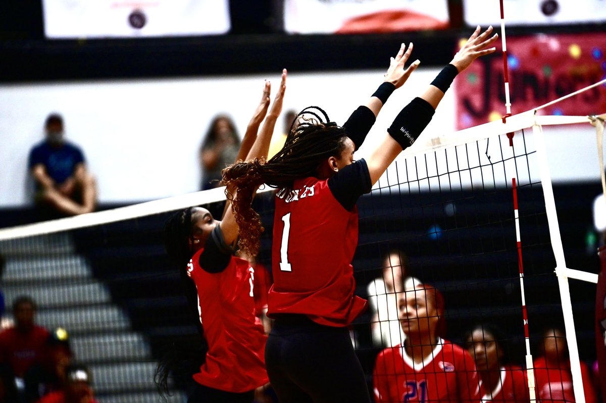 Jasmine_Terry91's tweet photo. Took the win over Cornerstone 3-0! Setting, blocking, and hitting 💕🏐 https://t.co/XCoZWlUWPl