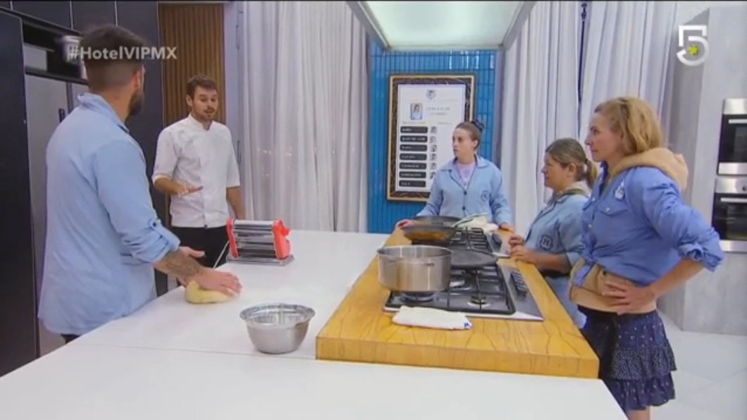 Ocelotl_Mx's tweet photo. @HotelVIPmx @ligiauriarteTV Cocinando por el record!

#TeamLigia #HotelVIPMX #HotelVipE14
#TeamVerde💚#TeamLaMafia #TeamStaff https://t.co/jDVSSg1BBR