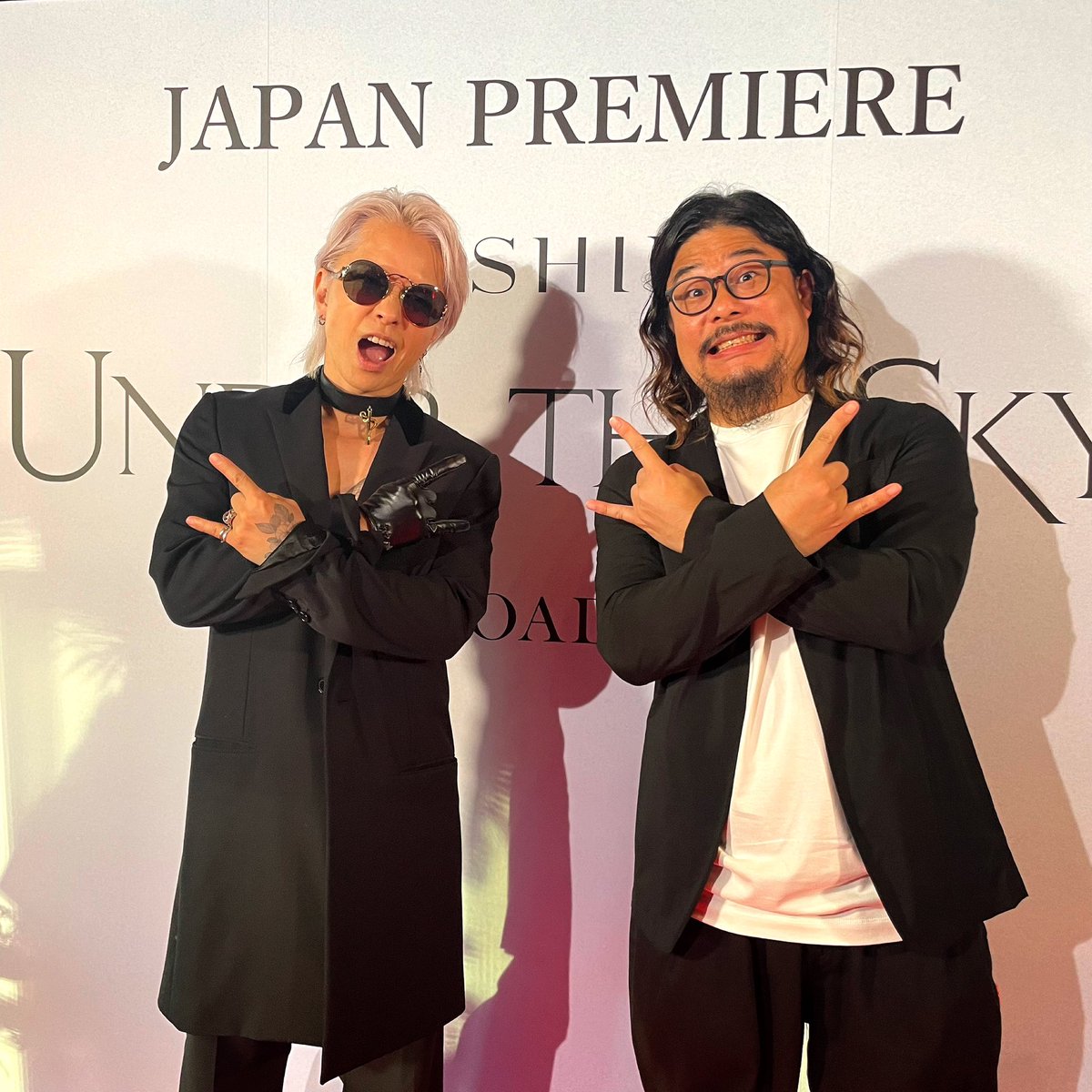 MTH_OFFICIAL's tweet photo. 今月8日公開 #YOSHIKI さんが初監督を務める音楽ドキュメンタリー映画『YOSHIKI：UNDER THE SKY』のジャパンプレミアにご招待いただきました！

美しく力強い、だけどどこか愁いを帯びたYOSHIKIさんと国内外のアーティスト達とのコラボレーション。
そして紡がれていくメッセージ。

支えてくれるファンの方々をはじめ、困難に直面している人達にいつも寄り添ってくれるYOSHIKIさんからの愛のENDLESS RAINが降りそそぐ素晴らしい作品でした。

昨夜は舞台挨拶に登壇された #HYDE さんとも久々にお会いできたし、YOSHIKIさんがプロデュースされている #XY のBANDメンバー・Dance&Vocalメンバーとの出会いもあったり、映画以外でも貴重な時間が過ごせて、心が紅に染まる一夜でした。

トレンディなエンジェルさんともスーパー久々な再会もできて #セニョール斎藤 ファンとしても、たまらん時間でした笑

byダイスケはん

#YOSHIKIUnderTheSKY #PR
#ドラムはもちろんのこと僕はピアノに精通してないけどYOSHIKIさんの奏でるピアノが大好きです