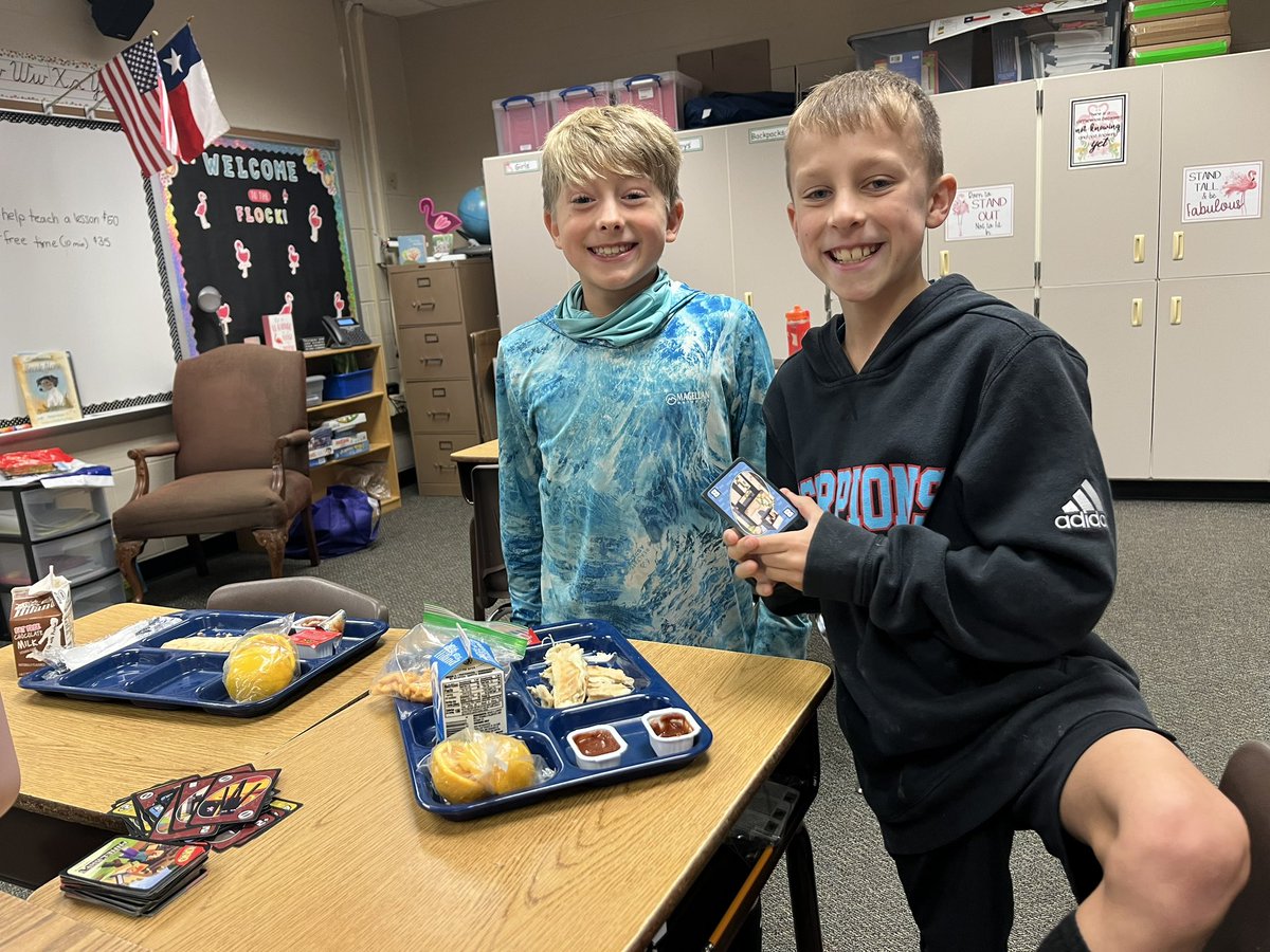 Lunch with the teacher is always fun when you’re also playing a game of UNO! #GrowingGreatness <a href="/HumbleISD_HHE/">Hidden Hollow Elementary</a>