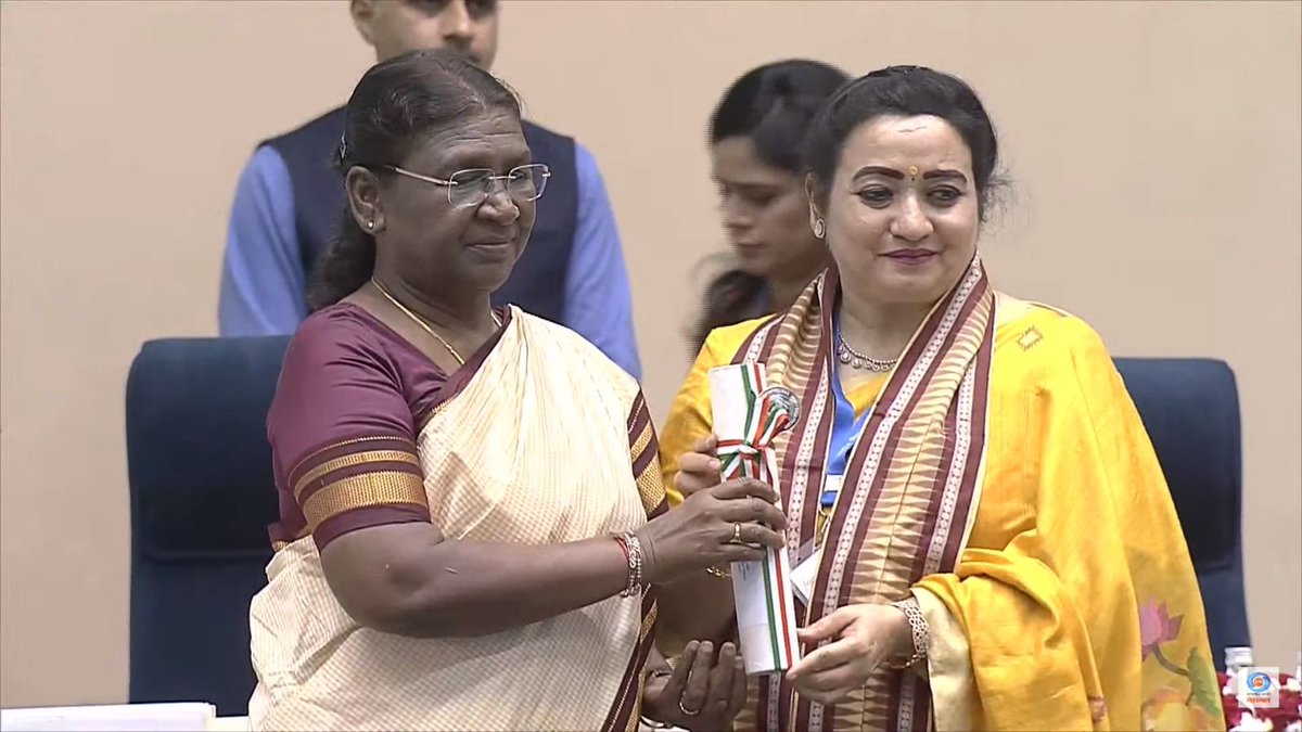 Another feather in the cap of #SaPaulMittalSchool Hon’ble President of India, Smt. Droupadi Murmu presented Ms. Gogia with the prestigious National Award, comprising a silver medal, an official certificate, and a cash prize of 50,000 rupees. #Celebrating 20 Years of Excellence