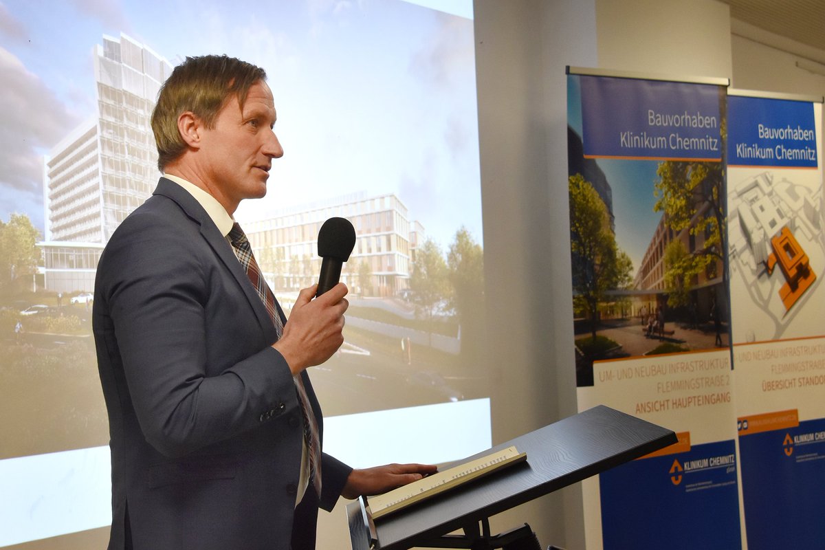 Dirk Balster, ehemaliger langjähriger Geschäftsführer des Klinikums, hat Verdienstorden des Freistaates Sachsen erhalten. 👏Mehr Informationen: bit.ly/3R40WEO #dirkbalster #gratulation #klinikumchemnitz #verdienstorden #sachsen  Foto Verleihung: Pawel Sosnowski