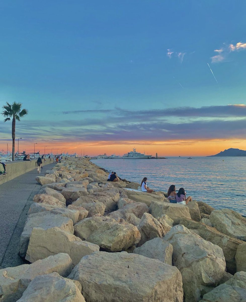 Les fameux couchers de soleil cannois… que notre ville est belle !

📸 lauviaje

#Cannes #CotedAzurFrance