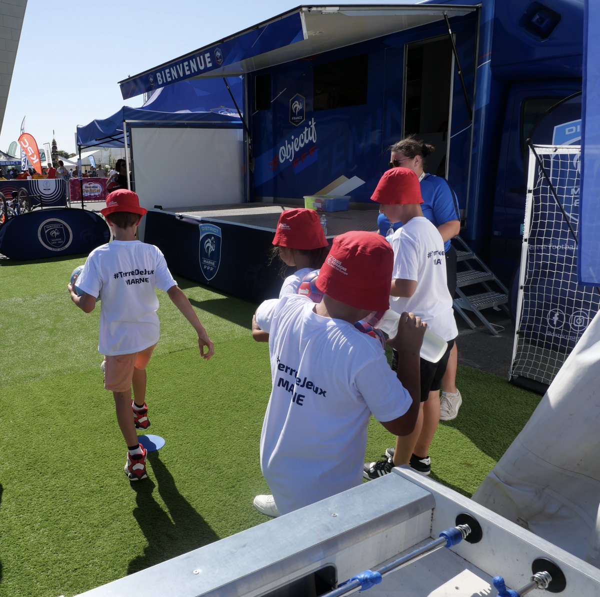 Le CDOS a accueilli hier pour la première journée des scolaires les écoles chalonnaises de Notre-Dame Perrier, le matin et Clovis Jacquiert, l'après-midi sur le Village des Sports &amp; des Assos sur la <a href="/foiredechalons/">Foire de Châlons</a>