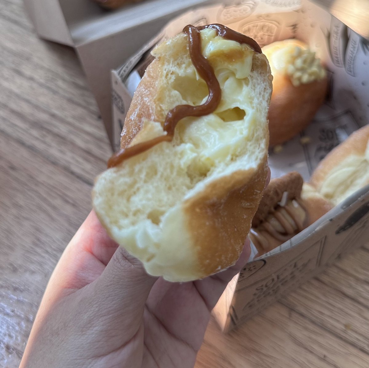 iNatalieCole's tweet photo. Salah satu donat terenak dan less guilty kayaknya karena gak terlalu manis. FAV BGT yang lotus, caramel saltcheese, stroberi, duren!!! Donatnya LEMBUT!

Luna’s dougnut. JGN SORE SORE KALO MAU BELI KRN CEPET BGT ABISSSSS KAYAK DIBORONG JIN! Ada di kokas, PP, MKG. https://t.co/KijOZGUifI