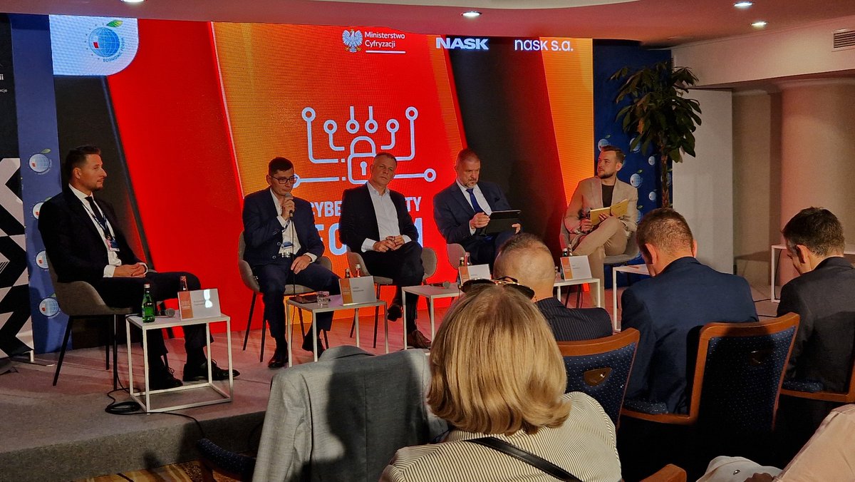 NASK_pl's tweet photo. Szanse i wyzwania towarzyszące wdrożeniu europejskiego prawa dot. #cyberbezpieczeństwo są przedmiotem dyskusji na #ForumCyberbezpieczenstwo. Debatę z udziałem przedstawicieli @CYFRA_GOV_PL, @CisoPoland, @uknf/@CSIRT_KNF i @CybercenterSk moderuje @ZegarowPawel z NASK. https://t.co/Awxvh9tdg5