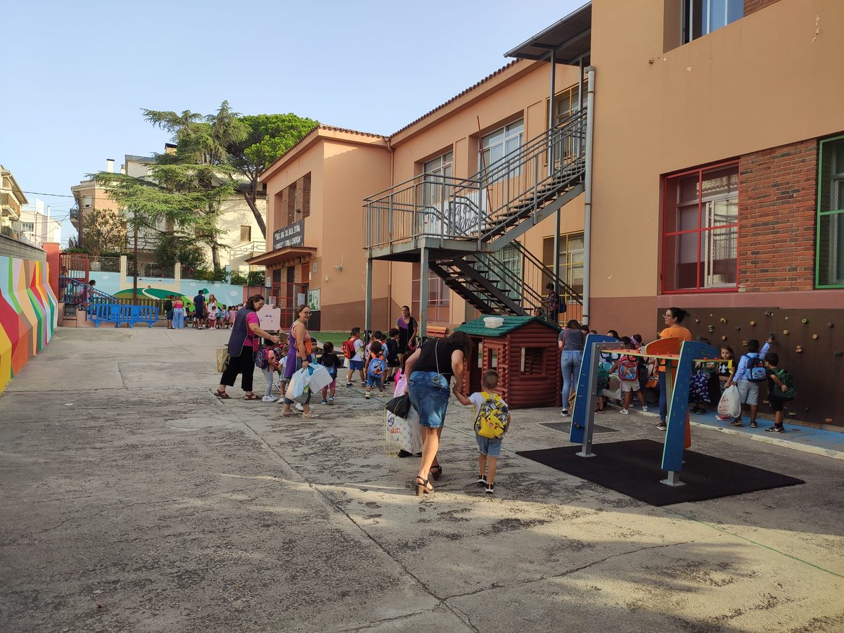 Aj_Tordera's tweet photo. ☀️Bon dimecres! 

👩‍🏫🏫Obertura amb normalitat dels diferents centres educatius del municipi. Avui, 6 de setembre, ha començat el curs escolar 2023-2024 per als ensenyaments d'educació infantil, primària i secundària obligatòria

ℹ️ https://t.co/3mUaBV1zGx

#TorderaEduca #Tordera https://t.co/LslLtPxTTd