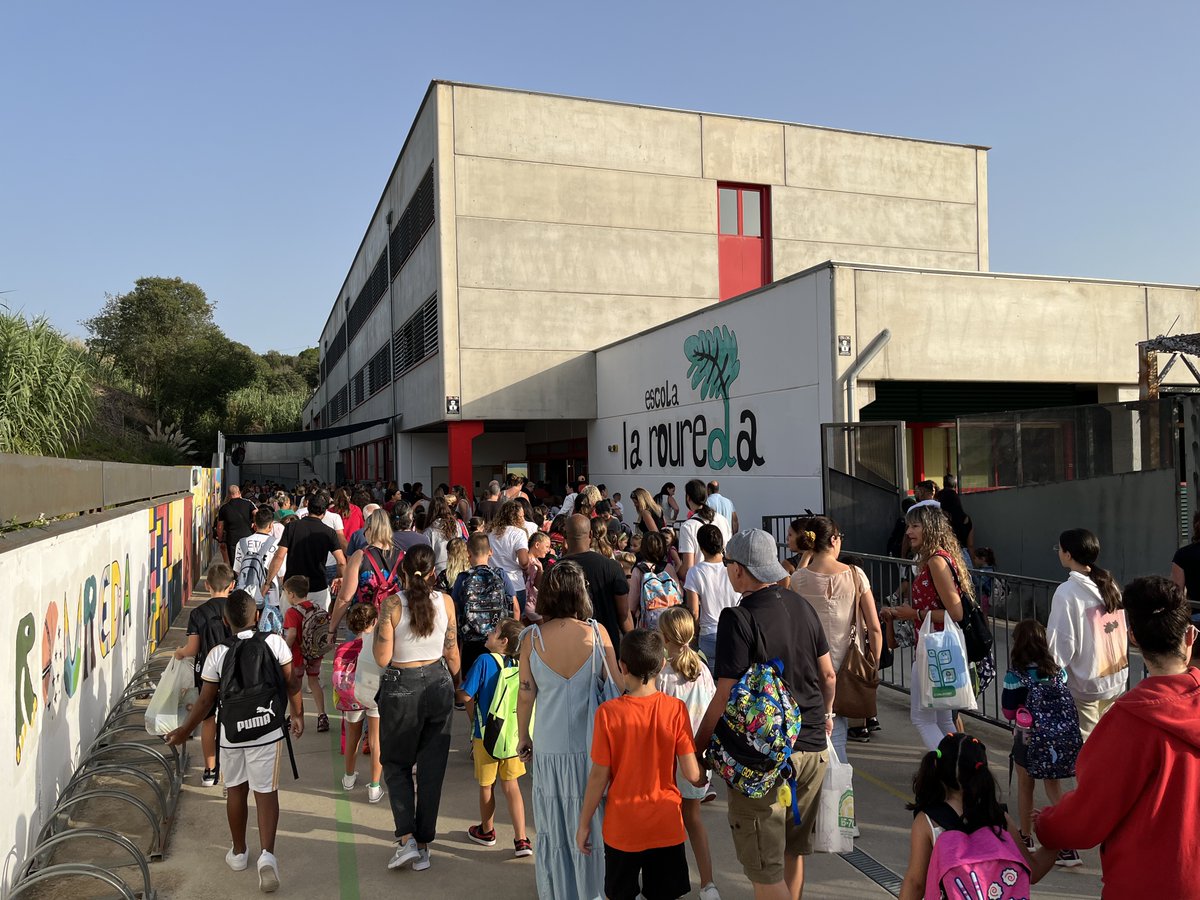 Aj_Tordera's tweet photo. ☀️Bon dimecres! 

👩‍🏫🏫Obertura amb normalitat dels diferents centres educatius del municipi. Avui, 6 de setembre, ha començat el curs escolar 2023-2024 per als ensenyaments d'educació infantil, primària i secundària obligatòria

ℹ️ https://t.co/3mUaBV1zGx

#TorderaEduca #Tordera https://t.co/LslLtPxTTd
