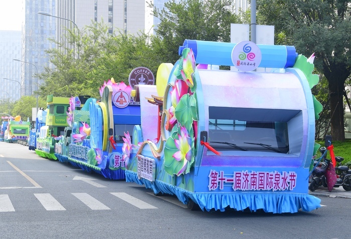 ✨The 11th #Jinan International #SpringWaterFestival had a beautiful float parade this morning, featuring stunning displays of spring water culture. Many attended and enjoyed early the festival. #JinanFocus