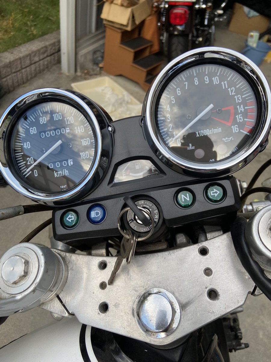 ami_ryuichi's tweet photo. バラバラから元に戻したのに、キャブの下側からオーバーフローするしシフトペダル動かないし
免許はあるのにいつになったら乗れるのやら😭 https://t.co/GQ64ThqulY
