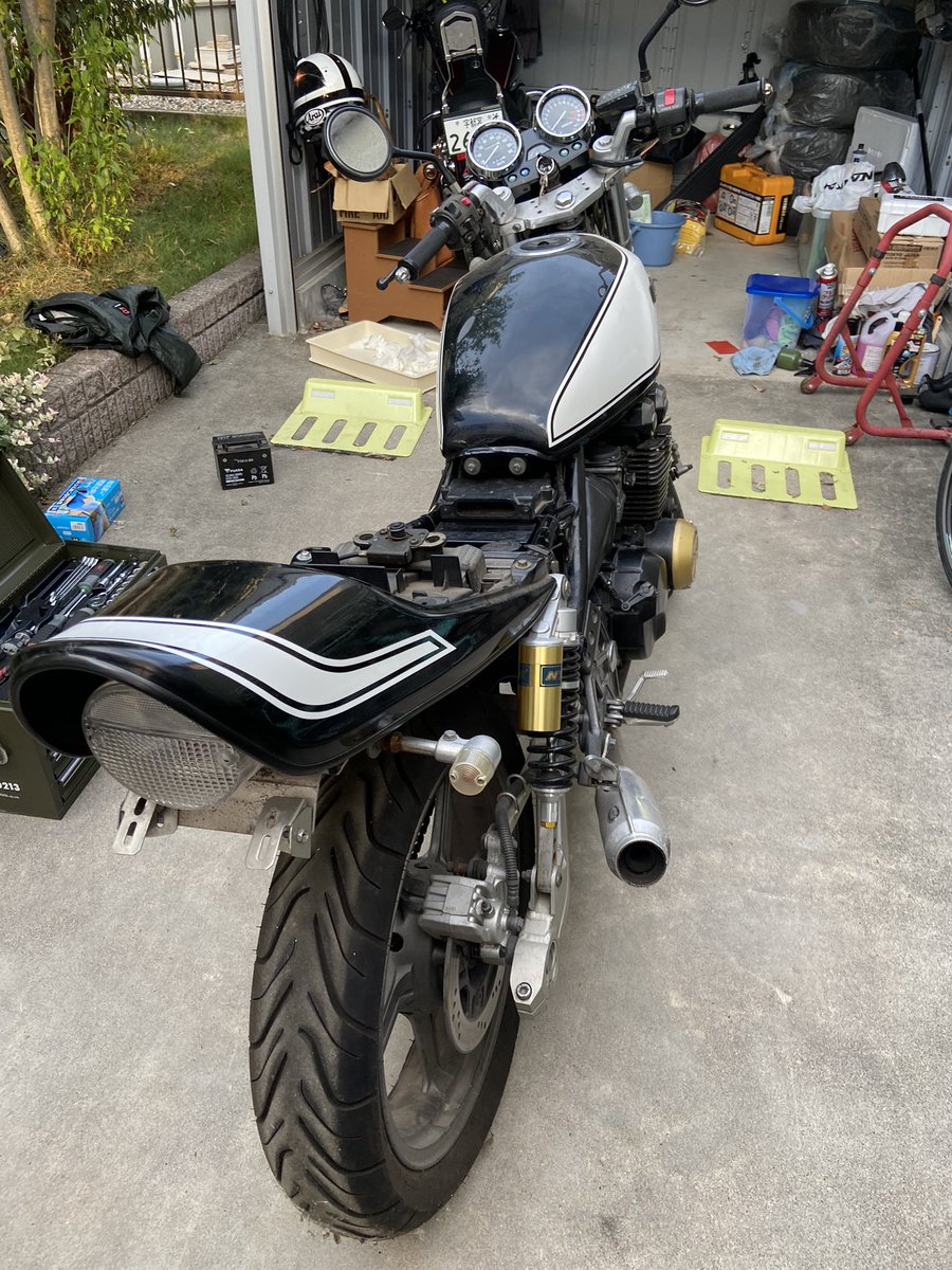 ami_ryuichi's tweet photo. バラバラから元に戻したのに、キャブの下側からオーバーフローするしシフトペダル動かないし
免許はあるのにいつになったら乗れるのやら😭 https://t.co/GQ64ThqulY