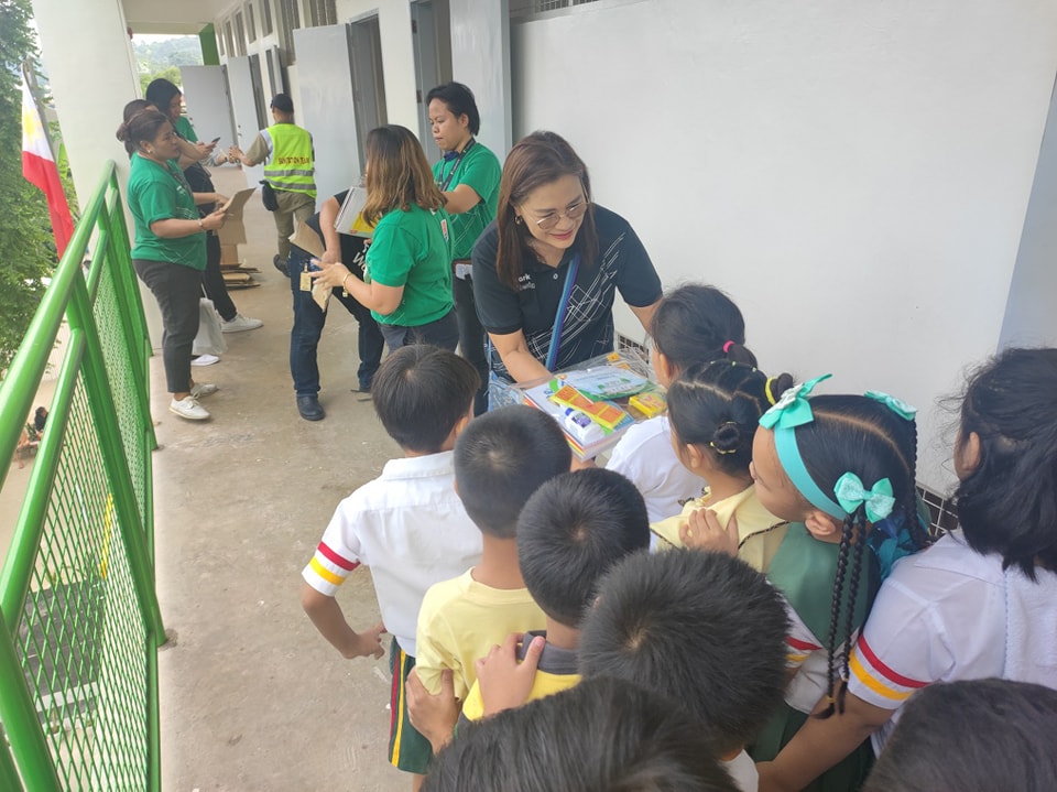 lexmarkcebu's tweet photo. Today, our incredible Lexmarkers head over to San Jose Elementary School for their Turnover Ceremony in part of the Lexmark Adopt-a-School Program.

They provided the school and 623 students with school supplies to help them kick-start the new school year.  #CSRAtLexmark https://t.co/E8ESb1jNVV