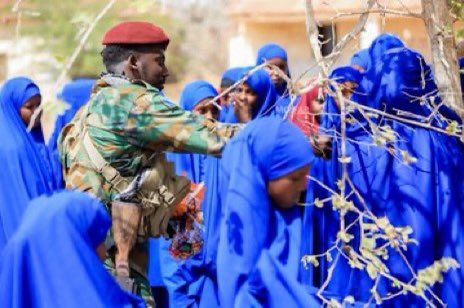 SONNALIVE's tweet photo. School children in Harardhere town of Galmudug State receive snacks from the National Armed Forces officers as they resume their education and normal life after being liberated from the Al-shabab terrorists who ruled them brutally for 15 years. #GalmudugState #Harardhere #Alshabab