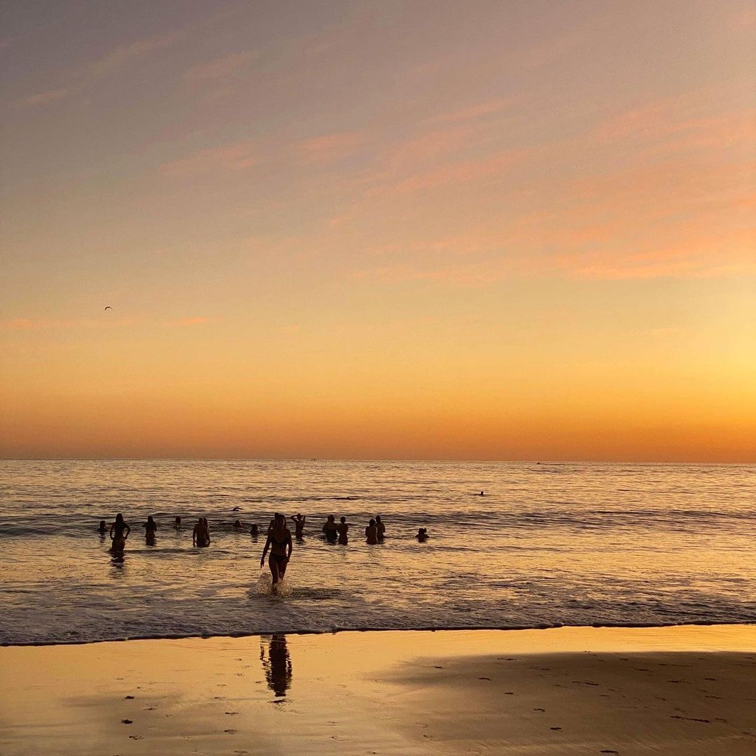 It might be Wednesday but we're already thinking about the weekend! Every Saturday morning at 6am, you'll find the fabulous crew from @wearegoodhumans gathered on Mooloolaba beach for a sunrise swim 🌊 ☀️ 🎥 credit: @wearegoodhumans (Instagram)