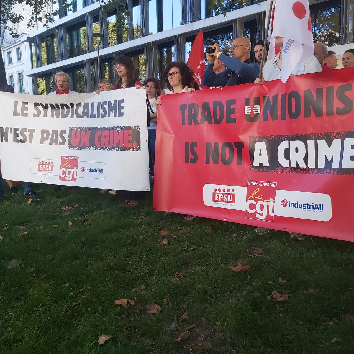 EPSUnions's tweet photo. Aussi à #Bruxelles en solidarité avec @FNMECGT et @Seb_Menesplier qui est convoqué par la police! Tous ensemble pour le #droit de grève! Pour la démocratie!
@EPSUnions et @industriAll_EU avec ses affiliés! https://t.co/lk5Vesk1ly