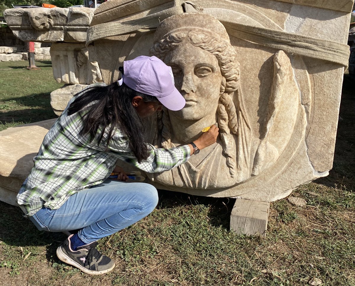 BilalSogut's tweet image. Stratonikeia ve Lagina’da çalışmaya devam ediyoruz.
Dionysos’un karısı Ariadne ve bir arkeolog. 

@TCKulturTurizm @tcmuglavaliligi @yataganbel @yatagankaymakamligi @kazardb @_Stratonikeia_ @muglayikob 

#karia #stratonikeia #lagina #hekate #kadın #tiyatro #dionysos #ariadne