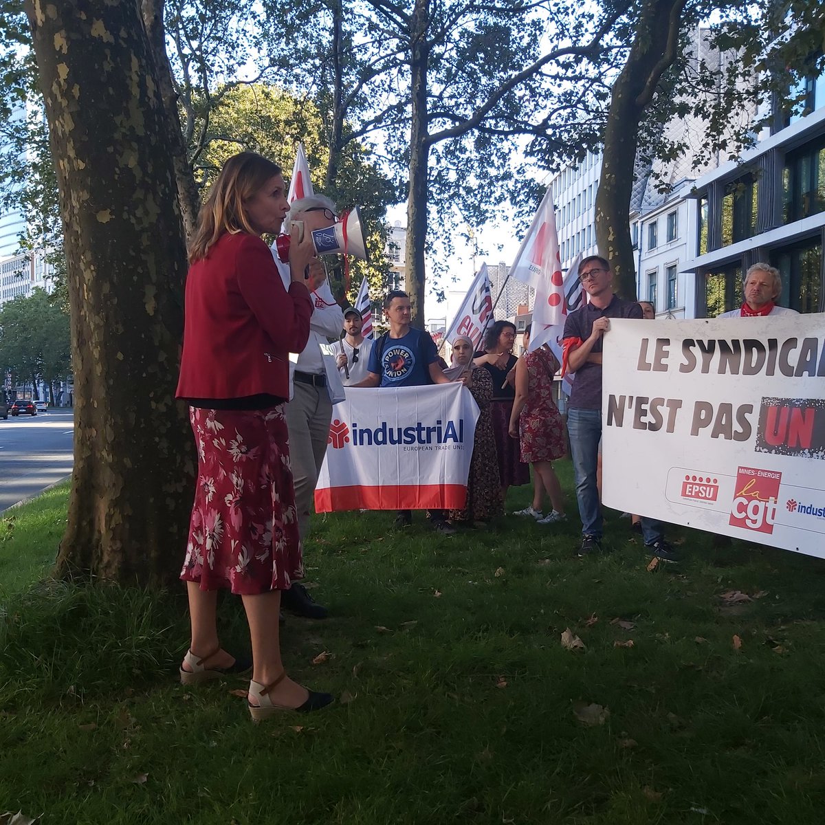 EPSUnions's tweet photo. Aussi à #Bruxelles en solidarité avec @FNMECGT et @Seb_Menesplier qui est convoqué par la police! Tous ensemble pour le #droit de grève! Pour la démocratie!
@EPSUnions et @industriAll_EU avec ses affiliés! https://t.co/lk5Vesk1ly