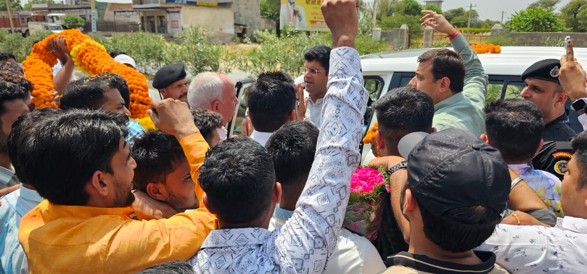 Dchautala's tweet photo. राजस्थान के झुंझनू और नवलगढ़ में पार्टी कार्यकर्ताओं के बीच... https://t.co/iVnxSQ6zTk