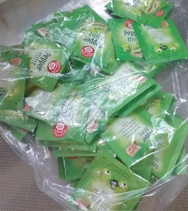この間ネットで注文したペパーミントティーが届いたんだけど思ってたんと違う届き方して「んん?」ってなった写真が箱だったから箱に入ってんかと思ったらバラだったwしかも思ってたんの2倍くらい入ってるwww 