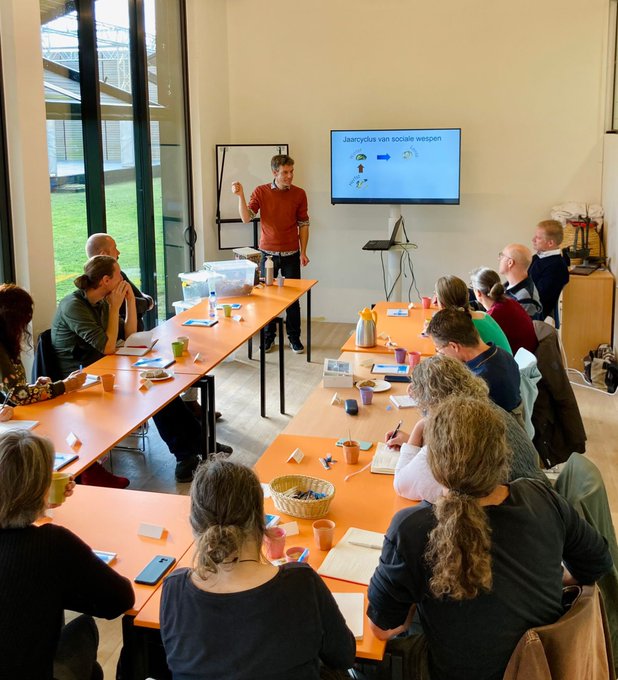 wespenvriend's tweet photo. Aankondiging:
Zaterdag 16 september wordt de basiscursus Wespenconsulent gegeven in De Meern:
- Leer de sociale wespen in NL herkennen,
- Veel voorkomende wespenproblemen,
- Diervriendelijke oplossingen,
- etc. etc.
Meedoen of vragen? Stuur een DM of mail de wespenstichting.🐝🐝 https://t.co/523acZJuP8